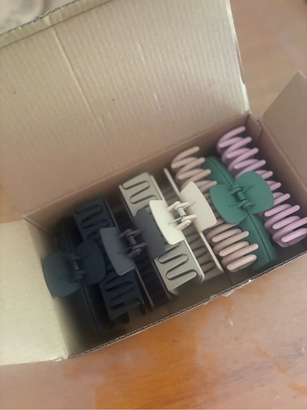 Multi pack  8 large Hair claws 
New 
4” long